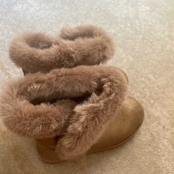 Women’s Ugg’s size 6 - Picture 2 of 6